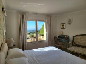 Elegant garden apartment by mountain, sea view in Vence