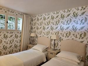 Elegant garden apartment by mountain, sea view in Vence