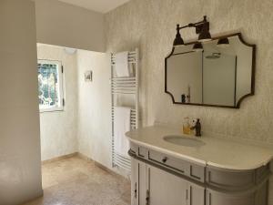 Elegant garden apartment by mountain, sea view in Vence