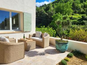 Elegant garden apartment by mountain, sea view in Vence