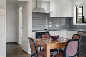 Kingston Stylish Villa-Cozy meets convenience