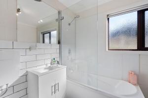 Kingston Stylish Villa-Cozy meets convenience