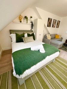 Newly Renovated Luxury Fully Self-Contained Studio with Private Bathroom near QE Hospital R6