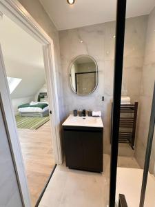 Newly Renovated Luxury Fully Self-Contained Studio with Private Bathroom near QE Hospital R6