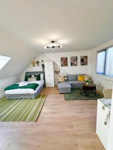 Newly Renovated Luxury Fully Self-Contained Studio with Private Bathroom near QE Hospital R6