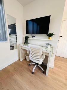 Newly Renovated Luxury Fully Self-Contained Studio with Private Bathroom near QE Hospital R6