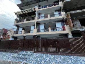 The Scenic Roofhouse by Amrove near Rajpur road