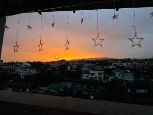 The Scenic Roofhouse by Amrove near Rajpur road