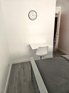 Cosy 3 Bedroom Bungalow with Private Parking and Rear Garden