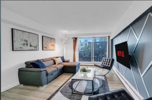 17th Ave Cozy Nest in Downtown 17th Ave , short walk to Calgary Stampede