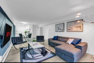 17th Ave Cozy Nest in Downtown 17th Ave , short walk to Calgary Stampede