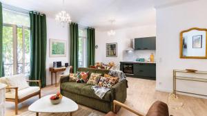 Heart of Oc Mistral Elegant & Spacious Center Train Station