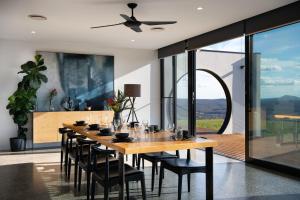 Sky High- iconic ridge-top retreat