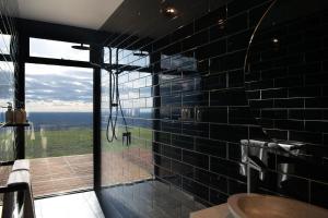 Sky High- iconic ridge-top retreat