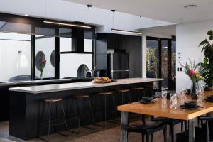 Sky High- iconic ridge-top retreat