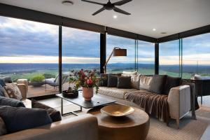 Sky High- iconic ridge-top retreat