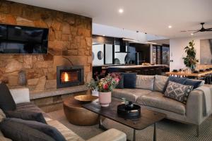 Sky High- iconic ridge-top retreat