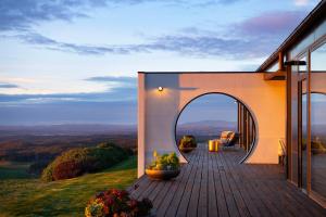 Sky High- iconic ridge-top retreat