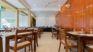 Hotel Waves Negombo