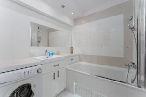 Łagiewniki Homely Apartment by BookingHost