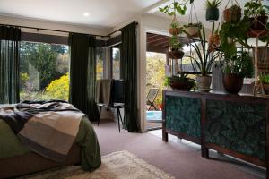 Treehouse Spa Villa - Unique & Secluded Retreat in Daylesford
