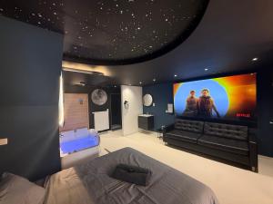 Capsule Moonlight - Jacuzzi - Sauna - Ecran 100" - PS5