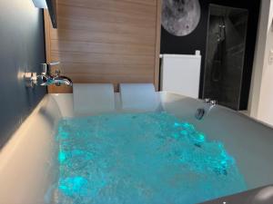 Capsule Moonlight - Jacuzzi - Sauna - Ecran 100" - PS5