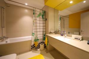 Silk Valley - Prestigious 2BR facing Ferrari world with canal view