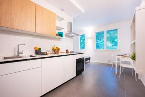 GuestHost - Bright Studio Apartment near Hospital