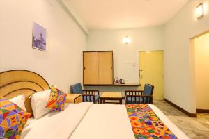 FabHotel Santhi Inn - 500 meters from Promenade Beach