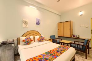 FabHotel Santhi Inn - 500 meters from Promenade Beach