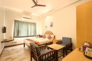 FabHotel Santhi Inn - 500 meters from Promenade Beach