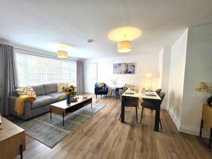 Modern One Bed Flat at Dawe Luxury Suites - An Entire Apartment near Ely Cathedral & Train Station - The Perfect Gateway to Explore Ely, Cambridge, Norfolk & London - Sleeps up to 4