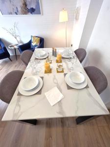 Modern One Bed Flat at Dawe Luxury Suites - An Entire Apartment near Ely Cathedral & Train Station - The Perfect Gateway to Explore Ely, Cambridge, Norfolk & London - Sleeps up to 4