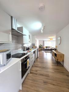 Modern One Bed Flat at Dawe Luxury Suites - An Entire Apartment near Ely Cathedral & Train Station - The Perfect Gateway to Explore Ely, Cambridge, Norfolk & London - Sleeps up to 4