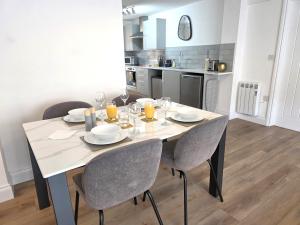 Modern One Bed Flat at Dawe Luxury Suites - An Entire Apartment near Ely Cathedral & Train Station - The Perfect Gateway to Explore Ely, Cambridge, Norfolk & London - Sleeps up to 4