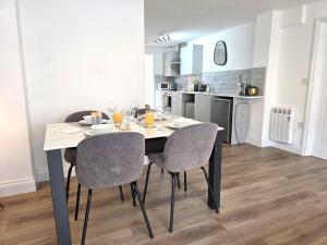 Modern One Bed Flat at Dawe Luxury Suites - An Entire Apartment near Ely Cathedral & Train Station - The Perfect Gateway to Explore Ely, Cambridge, Norfolk & London - Sleeps up to 4
