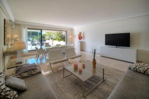 REF 1429 - Cannes Croisette - Sea view apartment for rent