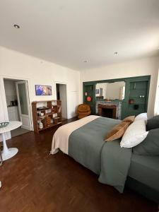 Innocent VI face au palais