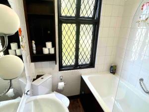 Sleeps 8 Thamefront Gem w PetsOK Free Parking