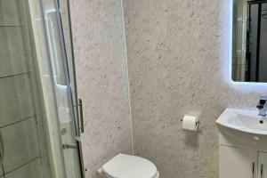 Sleeps 8 Thamefront Gem w PetsOK Free Parking