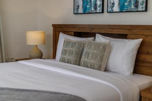 Coastal Escape with Private Pool, Breathtaking Sea And Mountain Views, Near Al Aqah Beach - Al Dana Island, Fujairah by Deluxe Holiday Homes