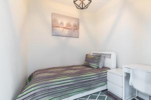 Classic 1BR & Den Apartment in Downtown Gym Pool