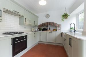 Charming 3-Bed Cottage by the River Usk
