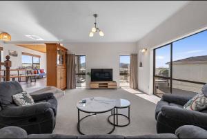 Spacious retreat with Mountain View