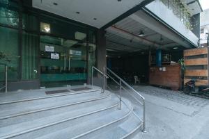 Urban Travellers Hotel by RedDoorz