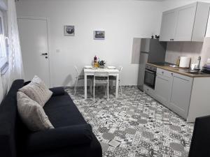 Apartment in Pirovac with balcony, air conditioning, Wi-Fi (4717-2)