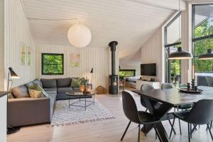 Large Holiday Home With Hot Tub By Vig Lyng