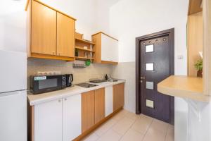 Central Elizabeth Boulevard Apartment