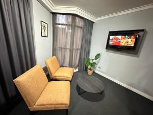 KozyGuru | CBD Queen Bed Studio Cozy & Convenient